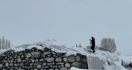 Kars’ta ahır ve ağıllarda kar mesaisi