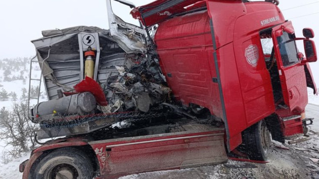 İki TIR çarpıştı: 1 ölü, 2 yaralı