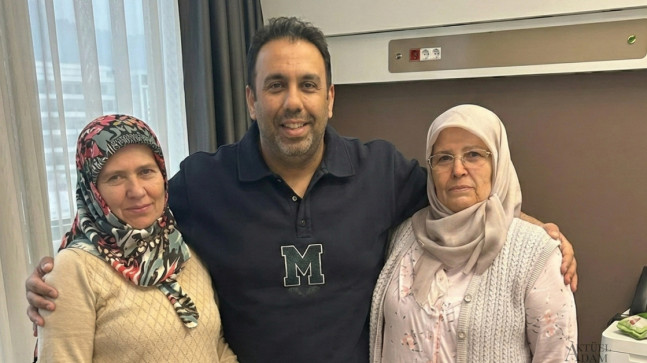 İki kız kardeş aynı gün meme kanserini yendi