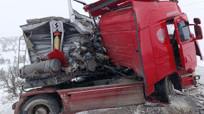 İki TIR çarpıştı: 1 ölü, 2 yaralı