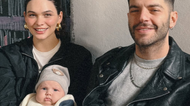 Bebeğinin yüzünü gösterdi