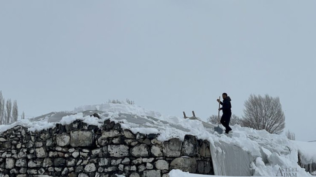 Kars’ta ahır ve ağıllarda kar mesaisi